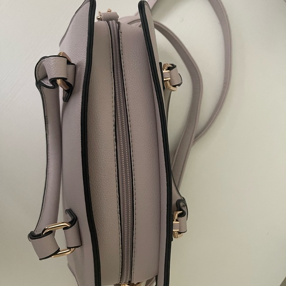 A beautiful bag with with a light purple - Picture 3 of 7